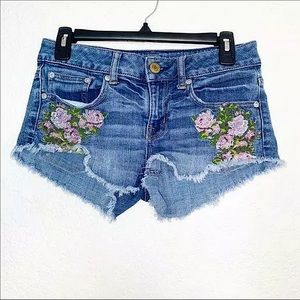 AMERICAN EAGLE Rose embroidered shorts